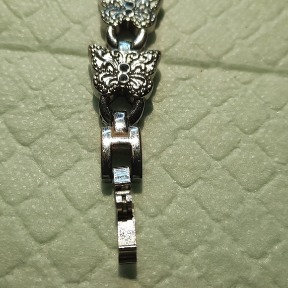 Butterfly ๐ฆ Silvertone Watch โ - Picture 3 of 9